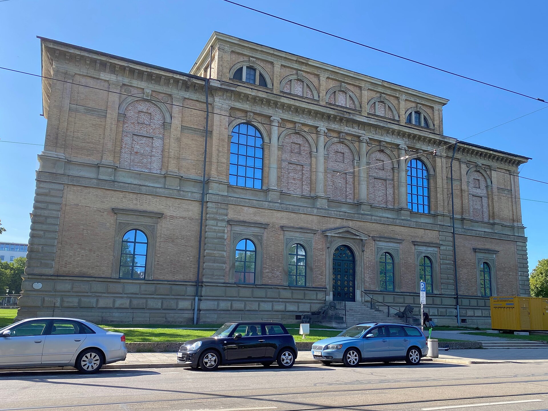 The Alte Pinakothek from the street