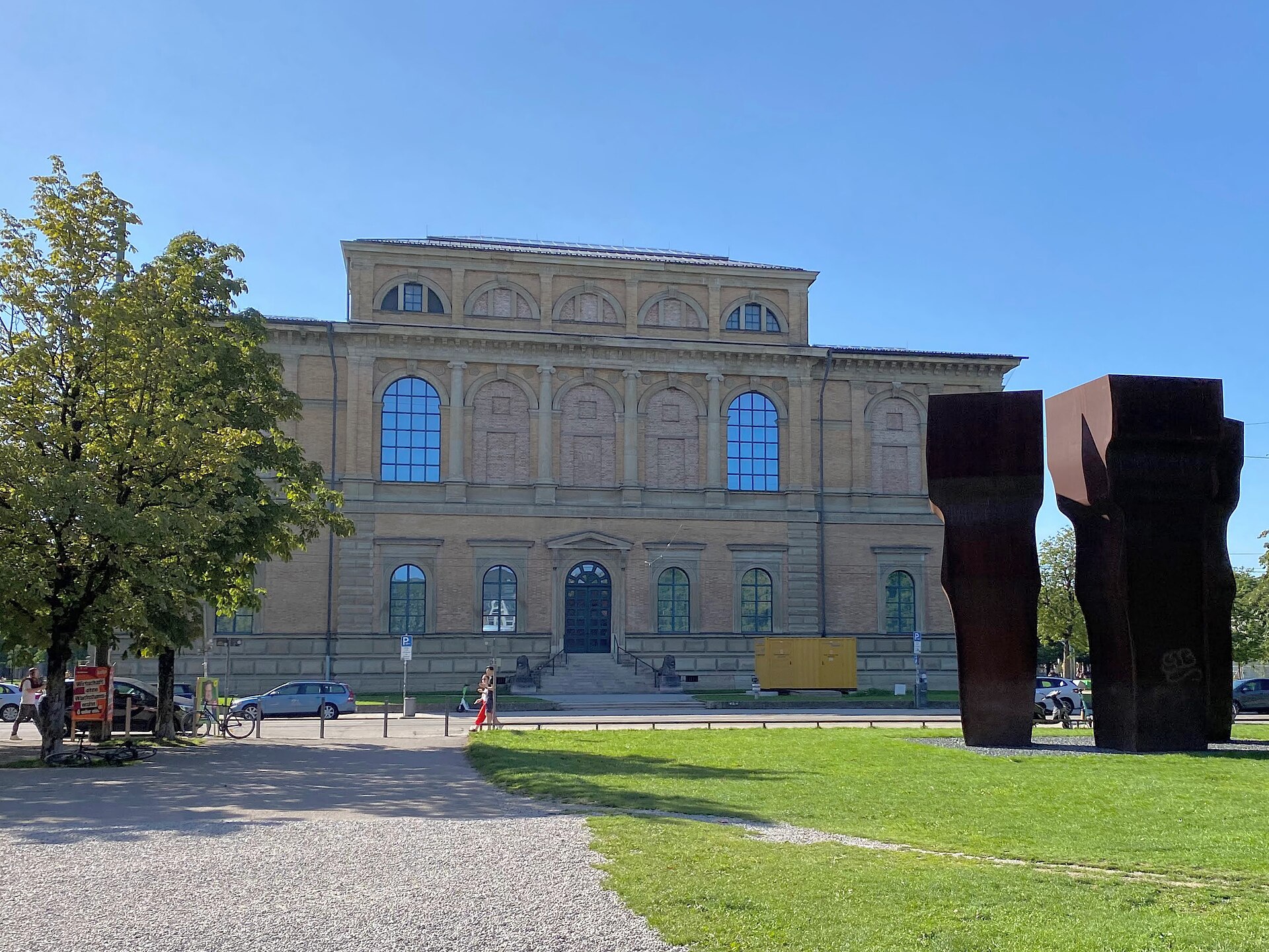The Alte Pinakothek and its sculpture