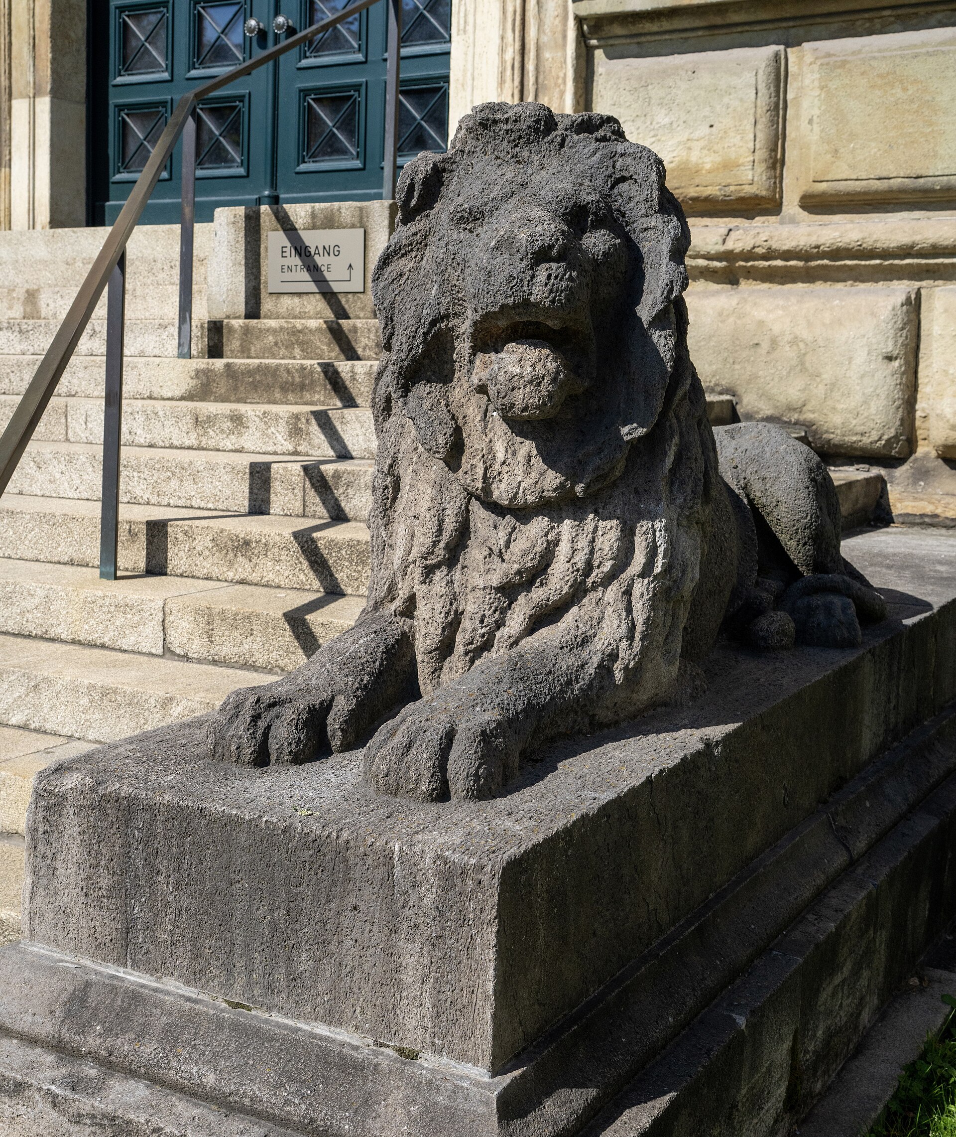 A lion at the entrance to the Alte Pinakothek