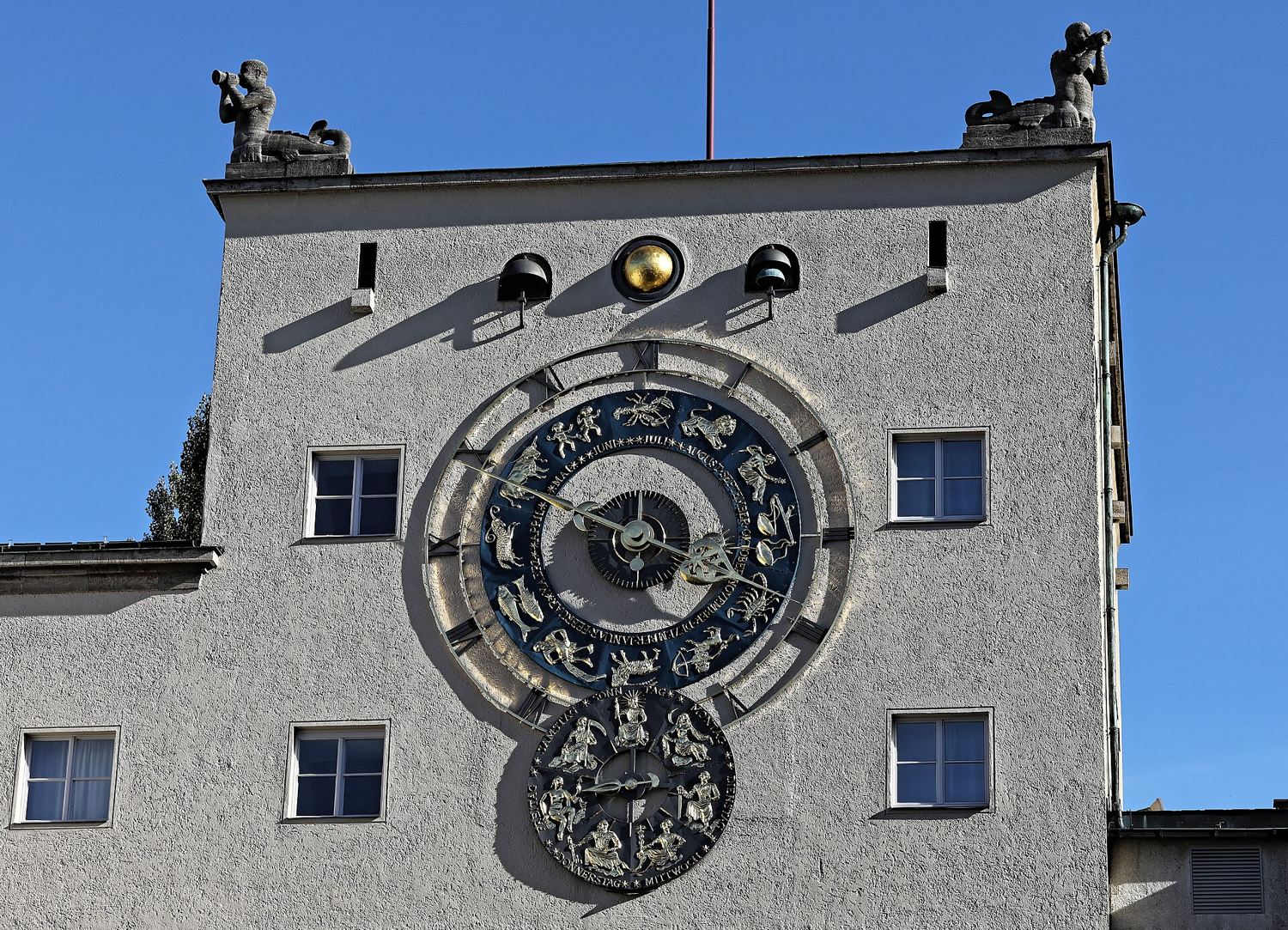 The astronomical clock on the facade of the Deutsches Museum