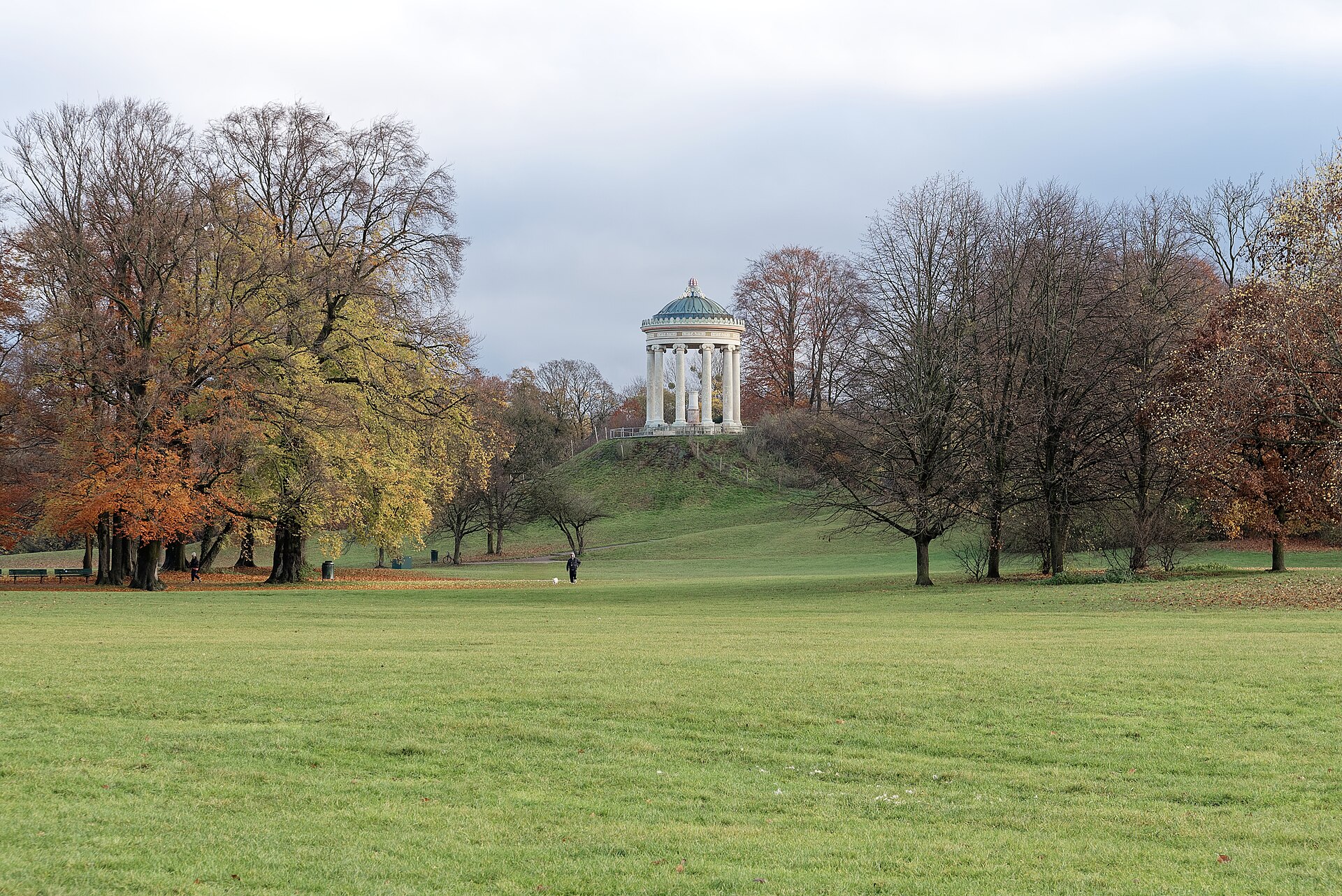 The Monopteros above the meadow in the English Garden
