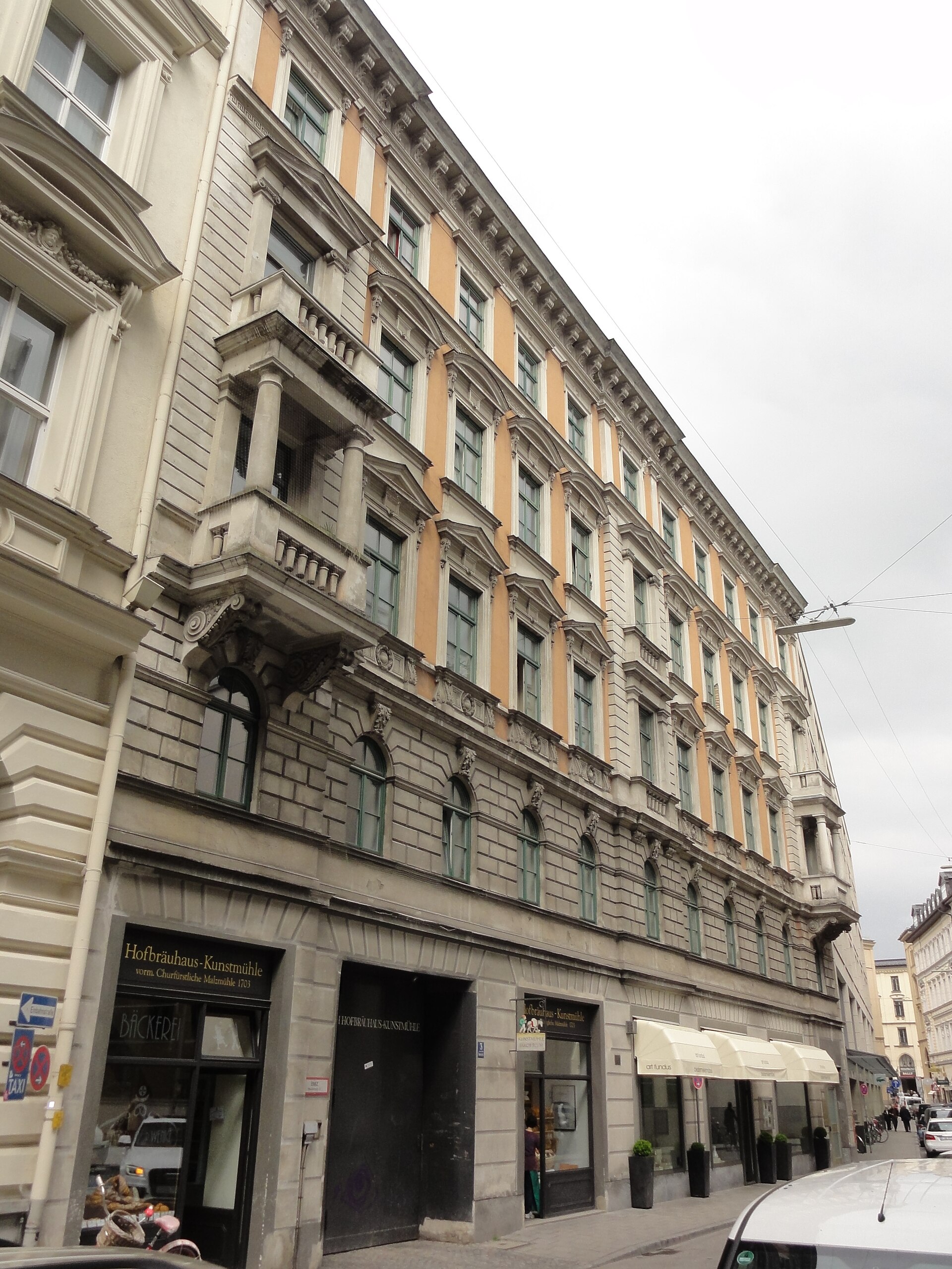 The Hofbrauhaus from the street