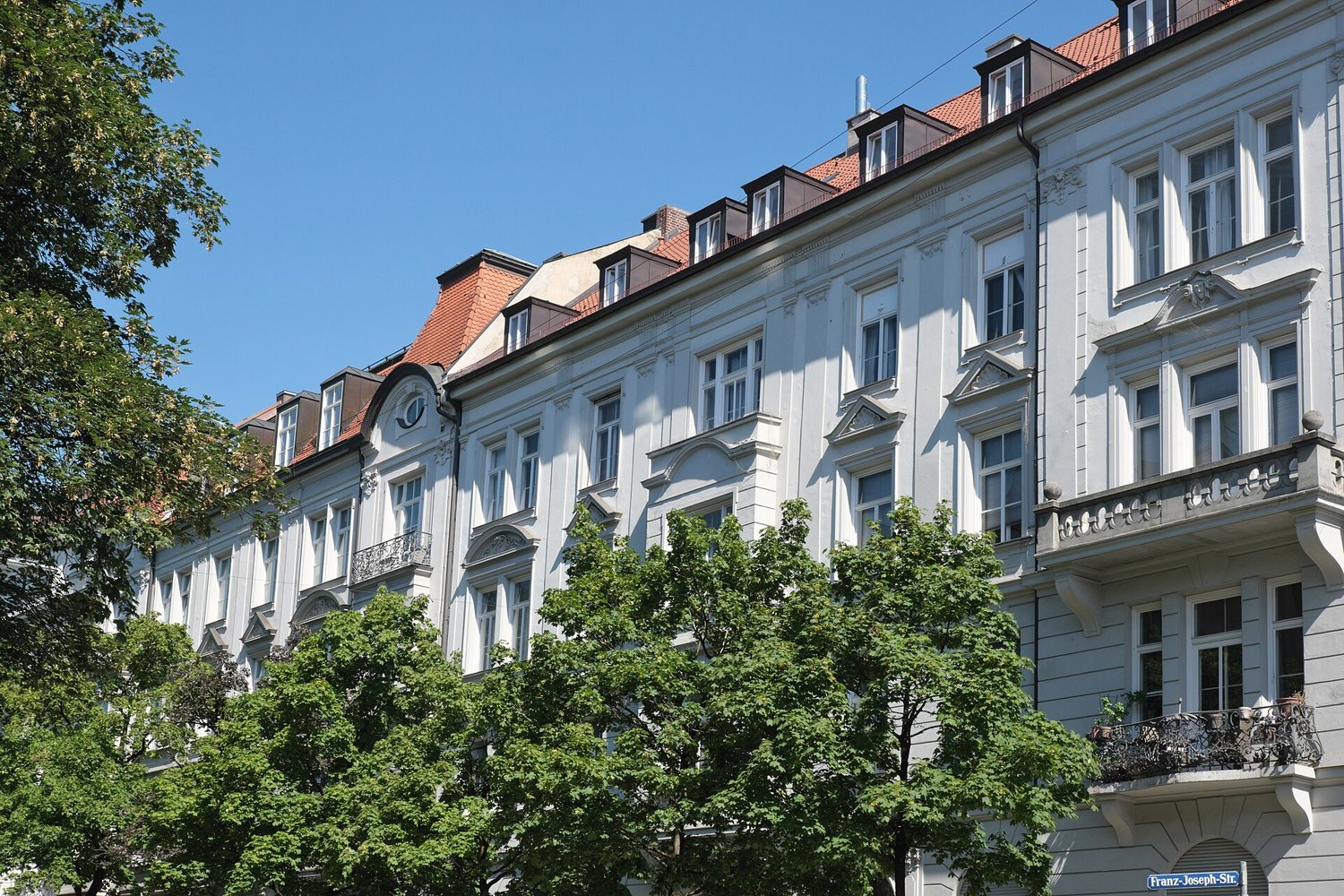 An Altbau apartment street in Munich's Schwabing