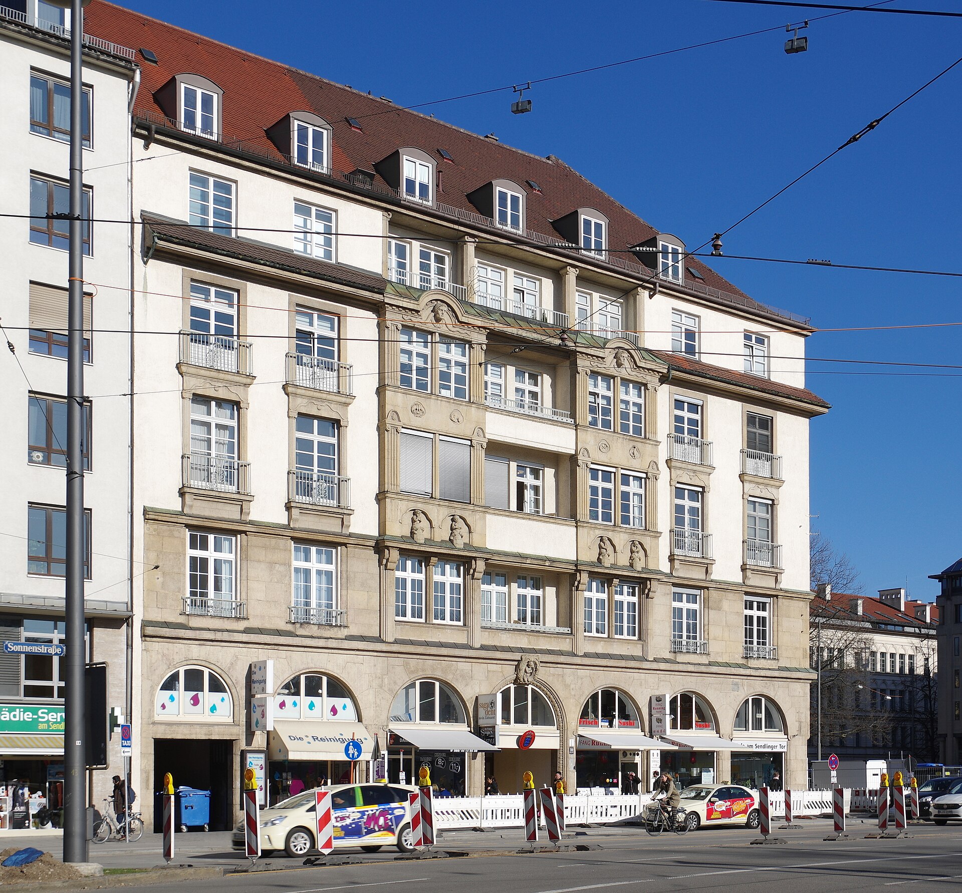 The Sendlinger Tor and its square