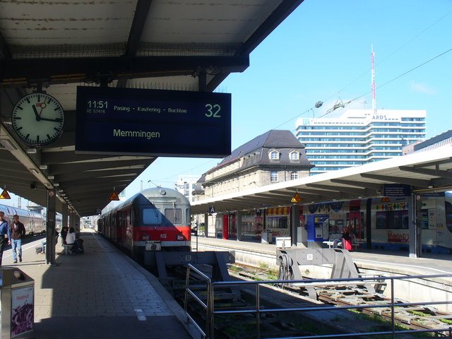 Departure boards and platforms at Munich Hauptbahnhof