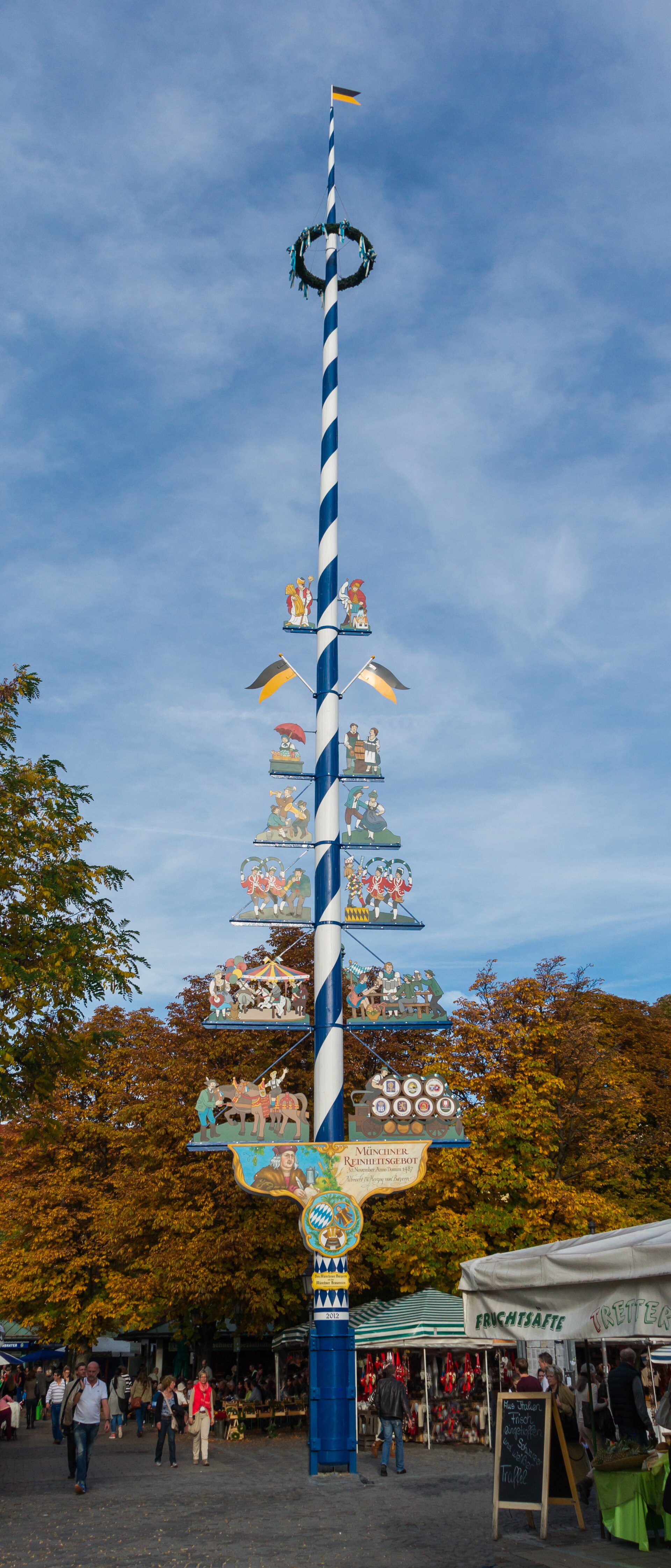 The maypole at the Viktualienmarkt